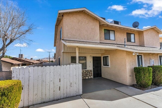 Building Photo - Spacious 2-Bedroom Townhome in Hesperia, CA! Unit 3