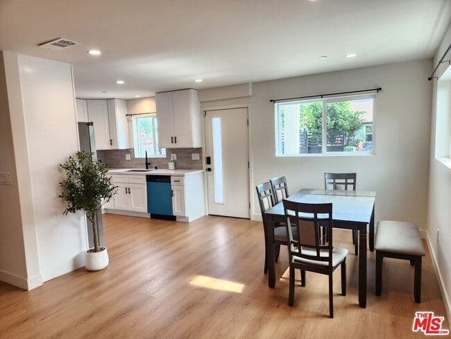 Photo - 1154 W 67th St