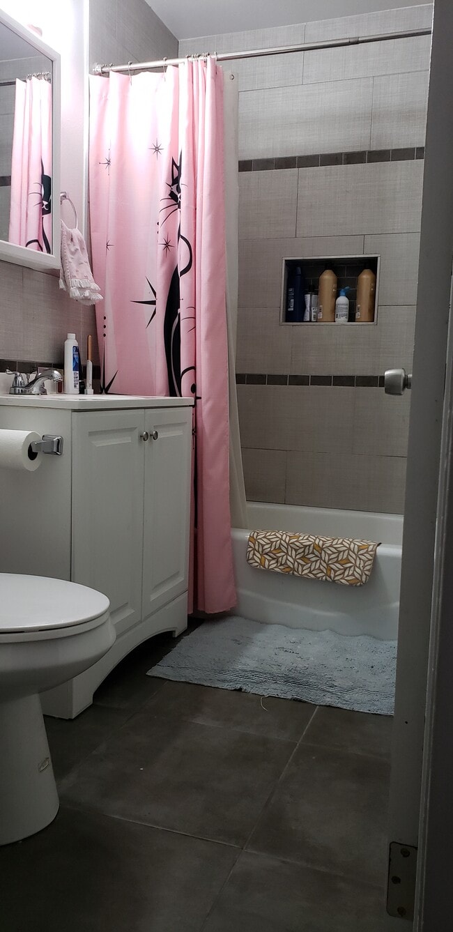 Common Bath - 765 W Citrus Edge St