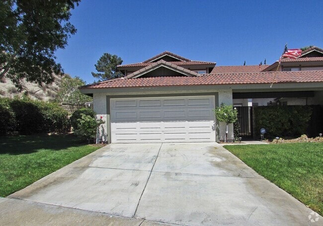 Building Photo - Gorgeous Private  Townhome on Cul-de-Sac--...