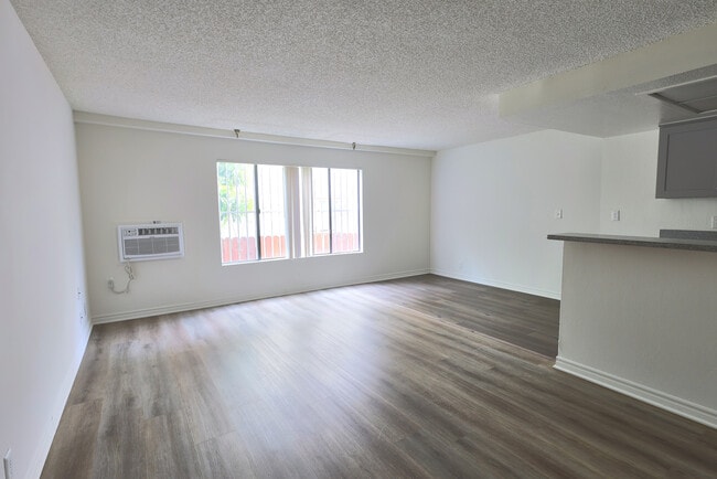 Building Photo - 2928 Leeward Ave Unit 104
