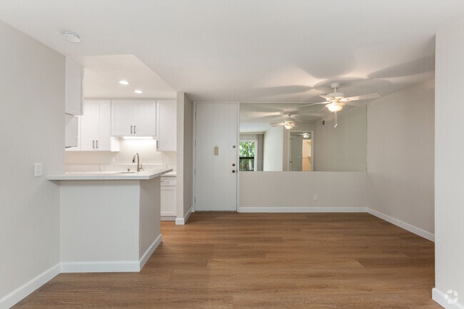 Building Photo - 6416 Friars Rd Unit 221 Rental