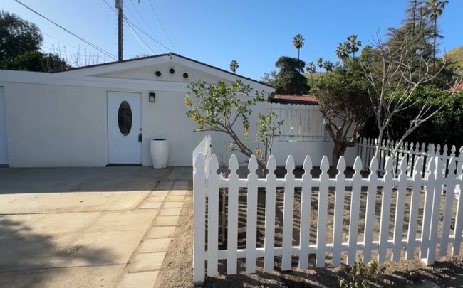 Building Photo - 857 W Edgehill Rd