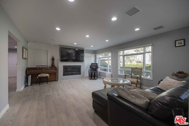 Photo - 1121 S Wilton Pl