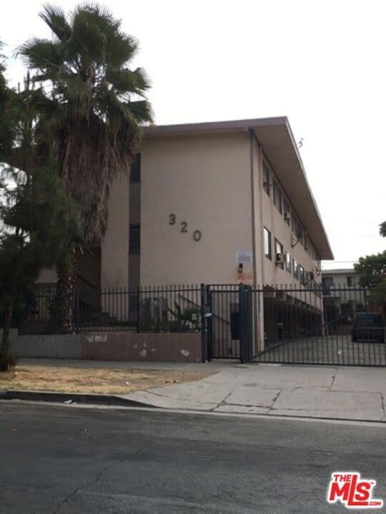 Building Photo - 320 S Hobart Blvd Unit 8