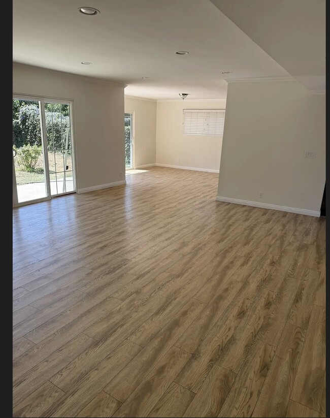 Photo - 18612 Community St