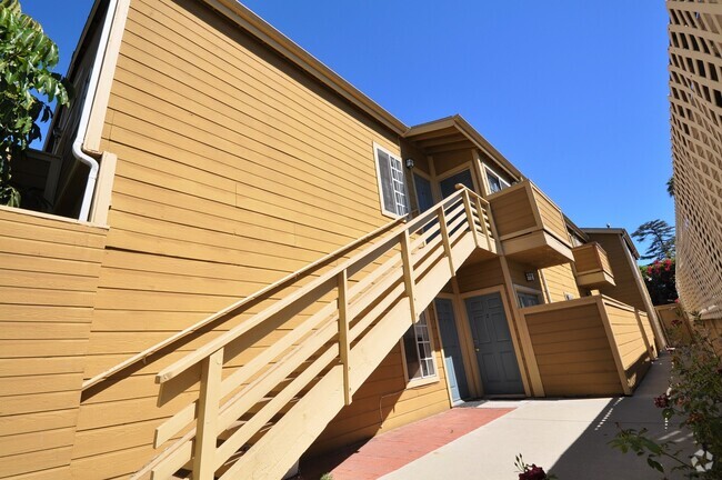 Building Photo - 12142 Oxnard St Unit 01 Rental