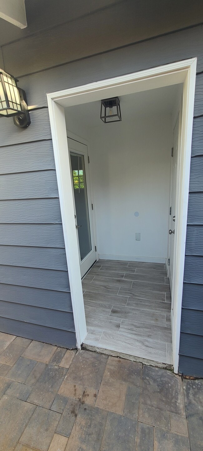 Main Entrance - 909 Begonia St Unit 1