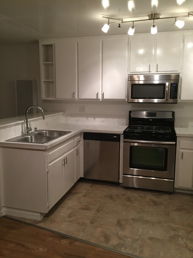 Photo - Beautiful 1 Bed/1 Bath Condo Apartment with Private Balcony, Hardwood Flooring, Pool, and AC