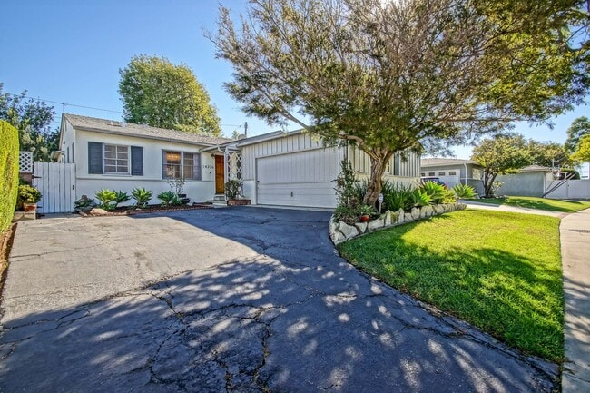 Building Photo - CHARMING, BRIGHT & AIRY HOLLYGLEN HOME W/ BEAUTIFULLY LANDSCAPED FRONT & REAR YARDS W/ PATIO BLOC...