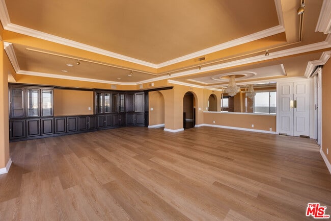 Building Photo - 7250 Franklin Ave Unit 1209