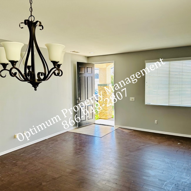 Photo - Modern Elegance and Comfort!