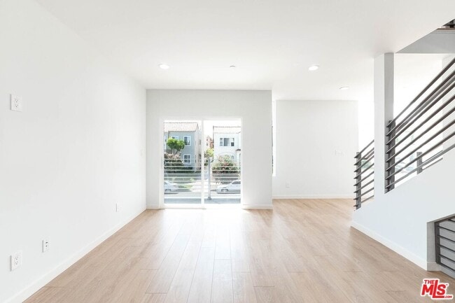 Building Photo - 756 N Ridgewood Pl