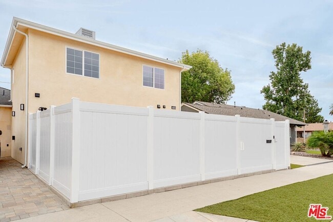 Photo - 11342 Danube Ave