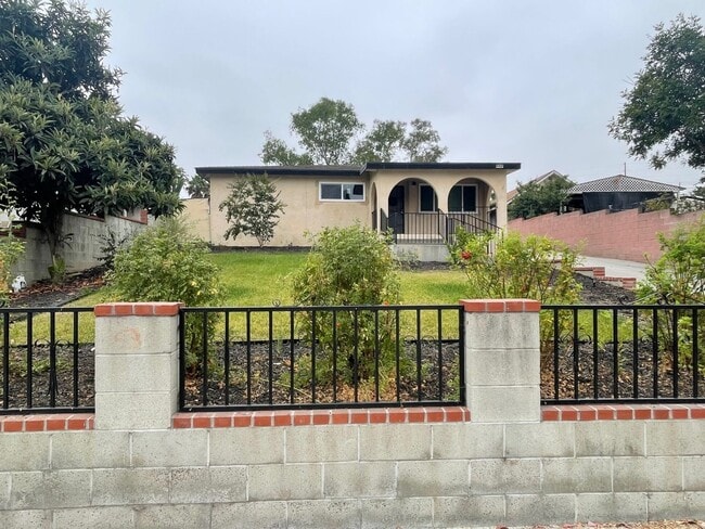Building Photo - Beautifully Upgraded 3bed 2 bath Front House