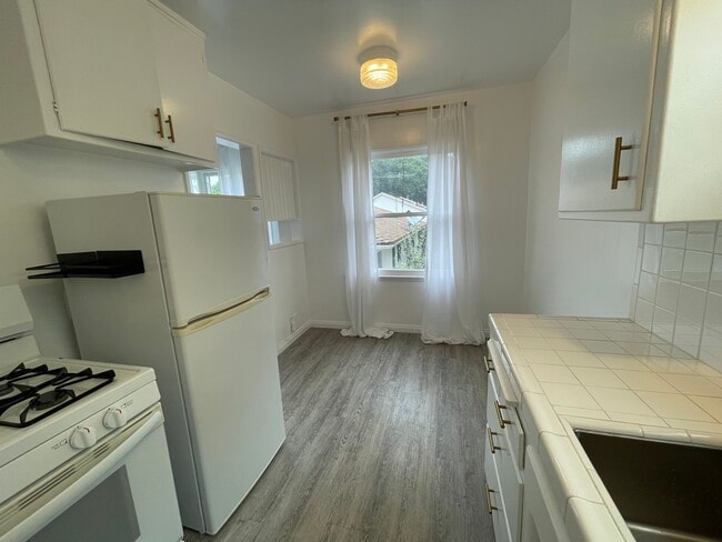 Unit E Kitchen - 830 20th St