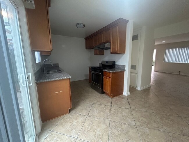 Building Photo - Spacious 2bed 1.5bath Apartment near Beach Blvd & Talbert Ave