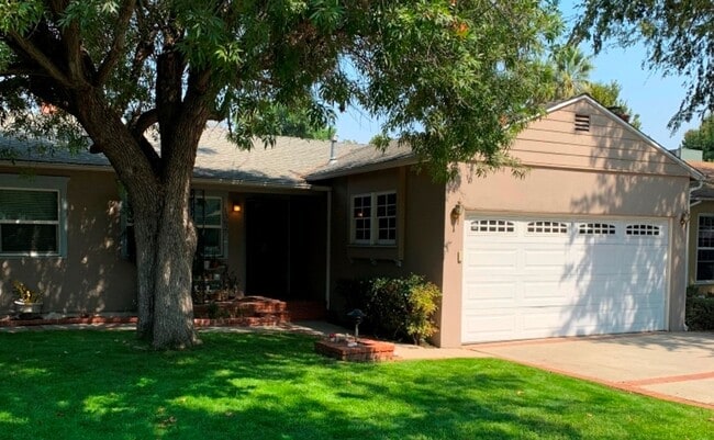 Building Photo - Sherman Oaks 3+2 w/appliances, family room, central air + more! (13627 Huston)
