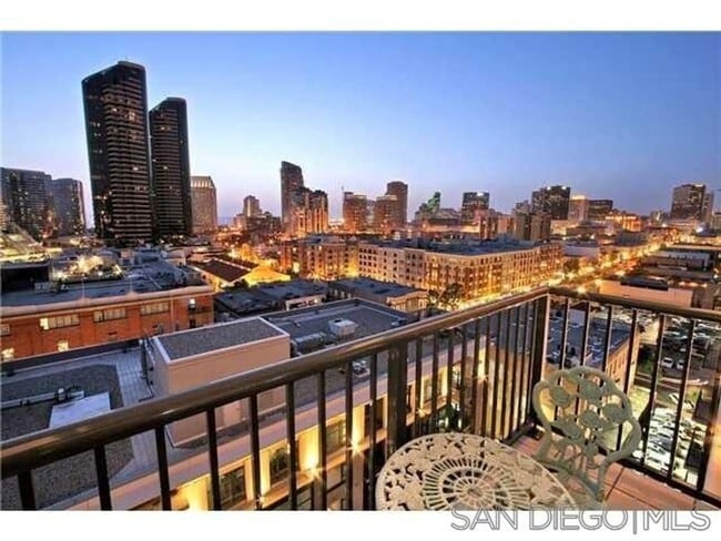 Building Photo - Downtown  1-Bed plus Loft 1bath 1 parking ... Unit 1111