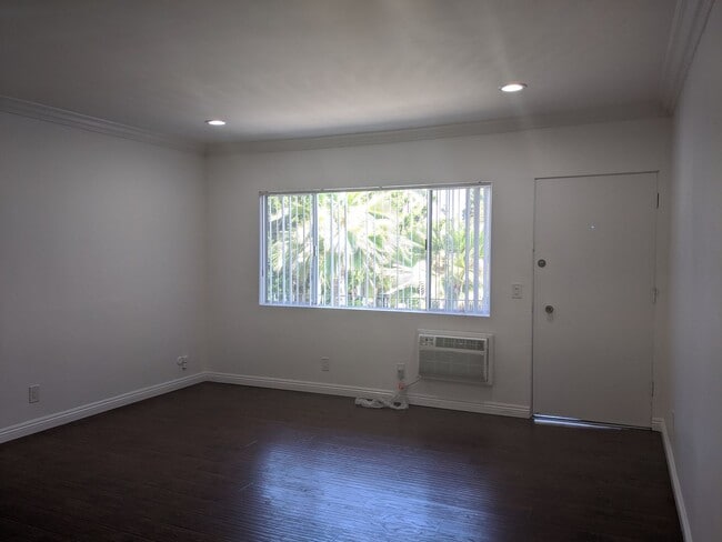 Photo - 14024 Oxnard St