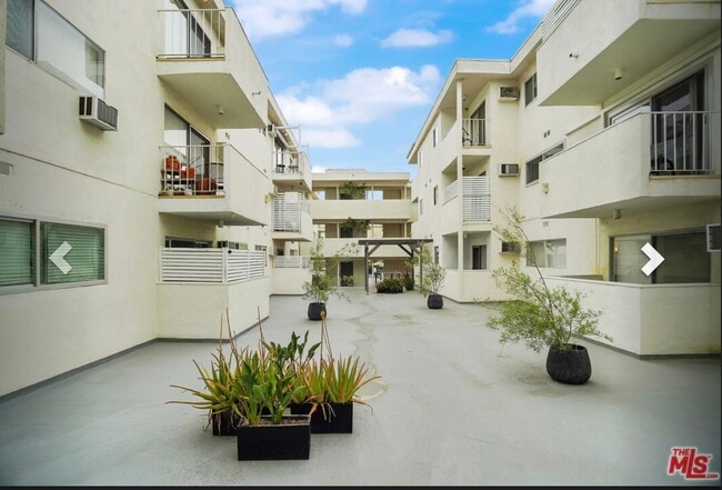 Photo - 960 Larrabee St Unit Beatrix Makray