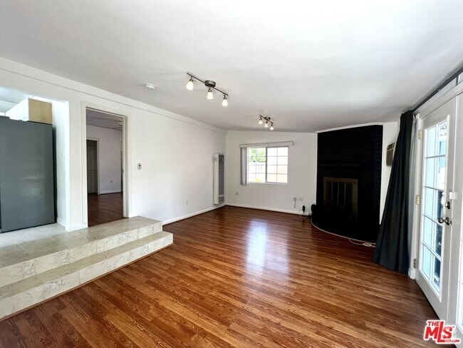 Building Photo - 364 N San Vicente Blvd Unit B Rental