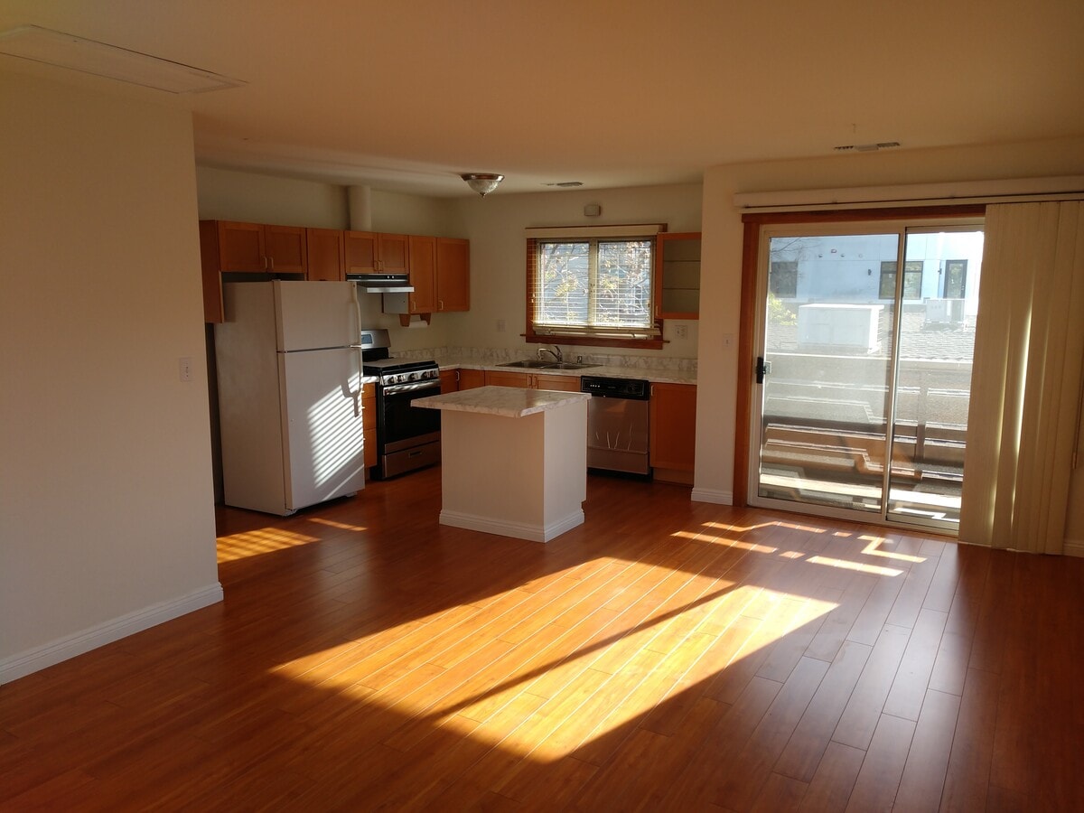 Living Room - 383 E Del Mar Blvd