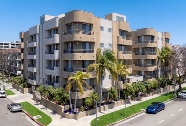 Building Photo - 8715 Burton Way - Urban Feel Charming 2 bed 2 bath
