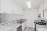 1BR, 1BA - 725SF - Kitchen - 3415 Linden Ave.