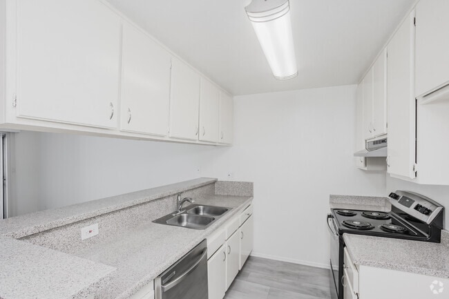 1BR, 1BA - 725SF - Kitchen - 3415 Linden Ave.