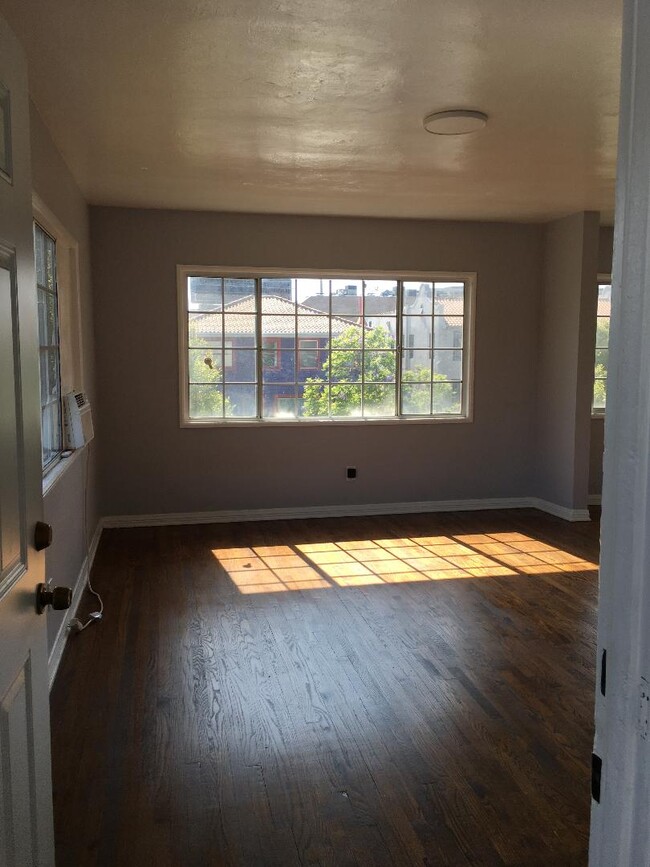 Building Photo - 4419 Sunset Dr Unit 1
