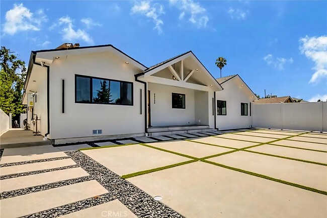 Building Photo - 20522 Sherman Way Rental