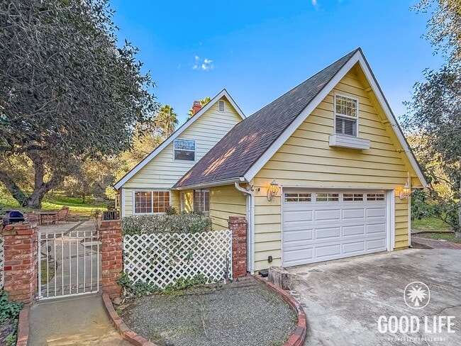 Building Photo - Beautiful 3Bd/2Ba Home On Over an Acre Lot!