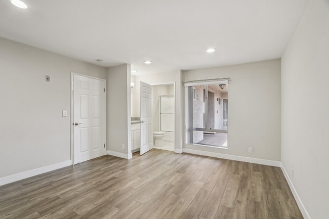 Building Photo - 626 E Verdugo Ave