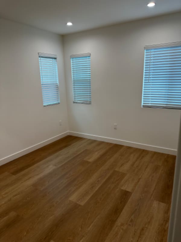 Photo - 2010-2010 Vineyard Ave Unit 2008