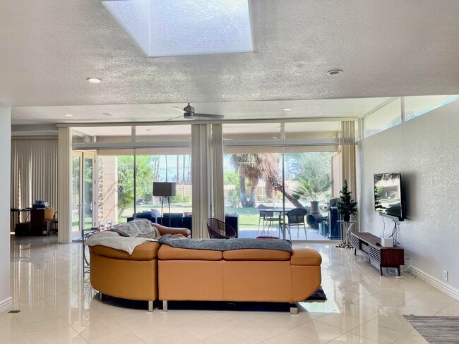 Photo - 715 Sandpiper St