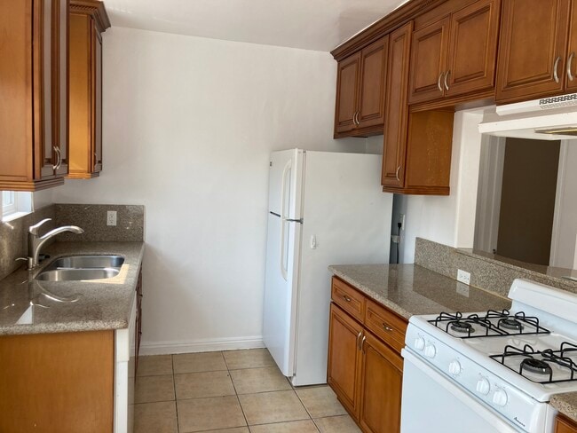 Kitched - 2324 33rd St Unit 2324