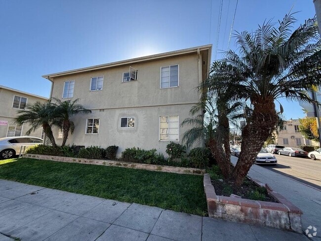 Building Photo - 6860 De Longpre Ave Rental