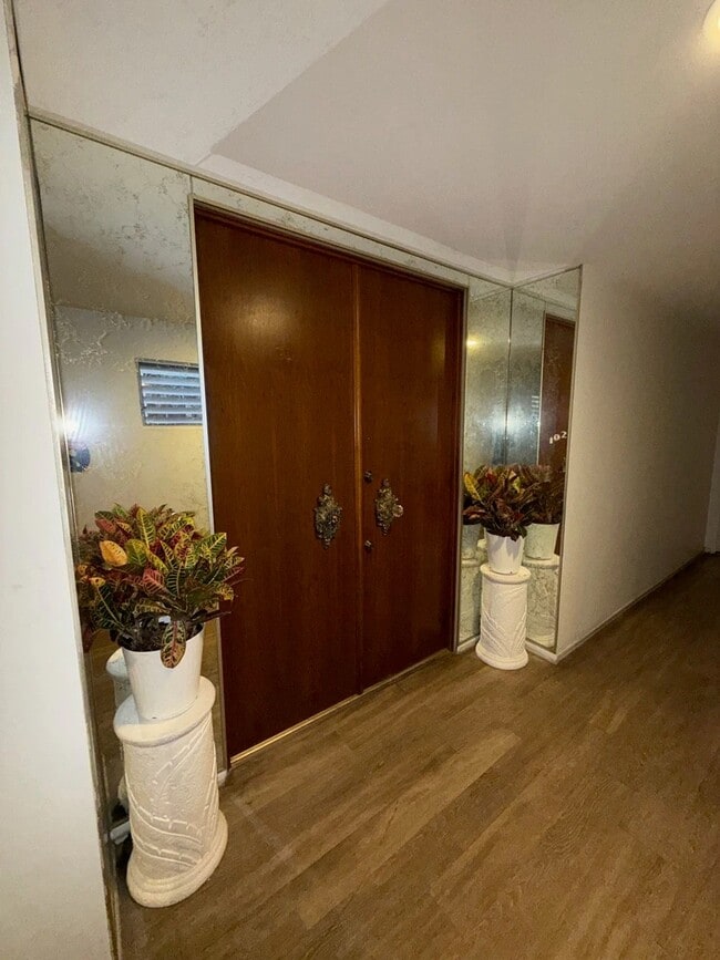 Building Photo - 1541 Hayworth Ave