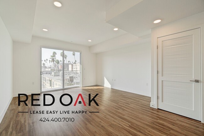 Building Photo - 453 S Kenmore Ave