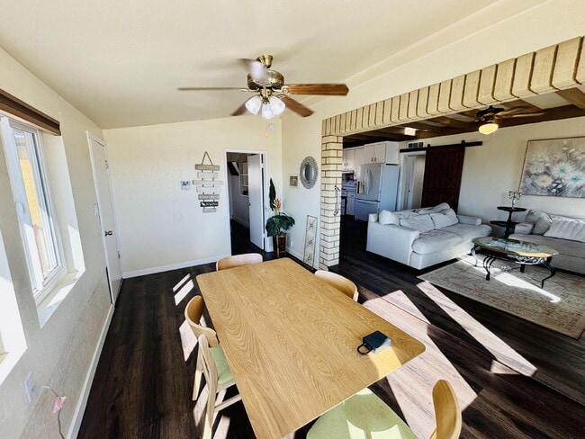 Photo - 4 bedrooms, 2 kitchens, 2.5 bathrooms, lau...