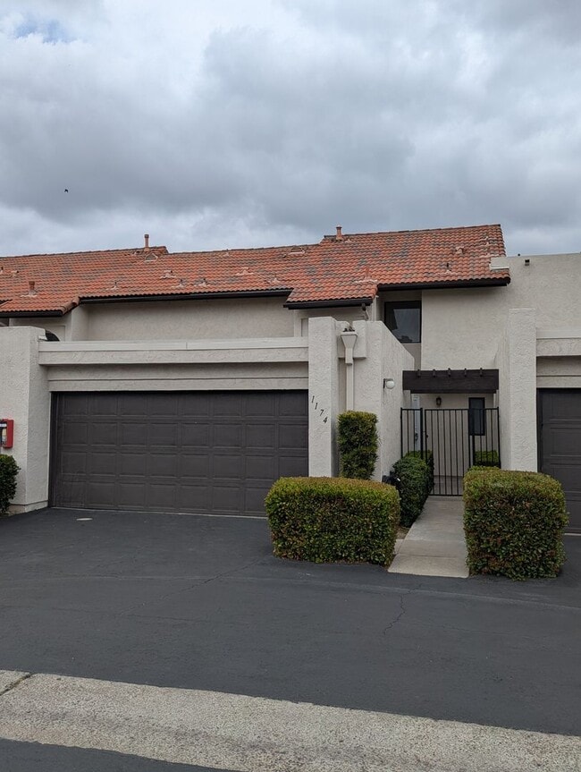 Upgraded 2 Bed/2.5 Bath Townhome - Upgraded 2 Bed/2.5 Bath Townhome