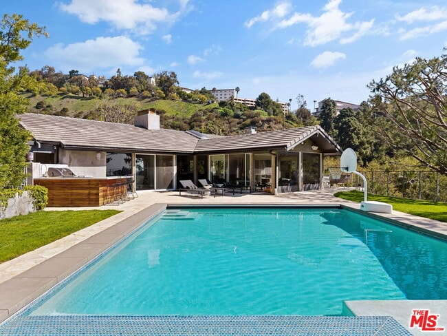 Photo - 1255 N Bundy Dr House