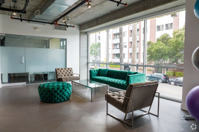 Common room - 616 Kenmore