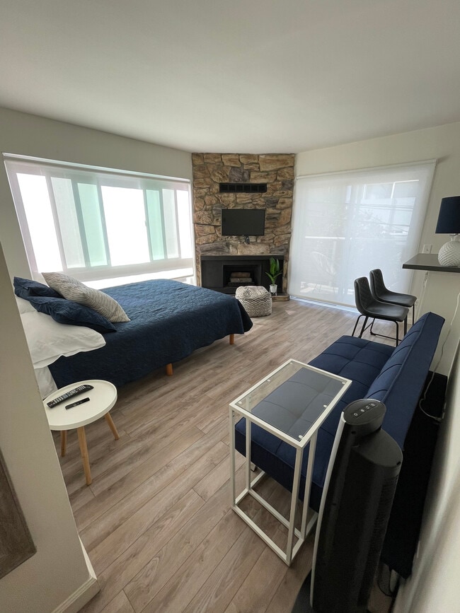 Cozy Bright Studio on Beach - 15 Spinnaker St Unit 3 A Rental