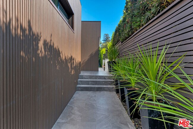 Photo - 418 N Bowling Green Way