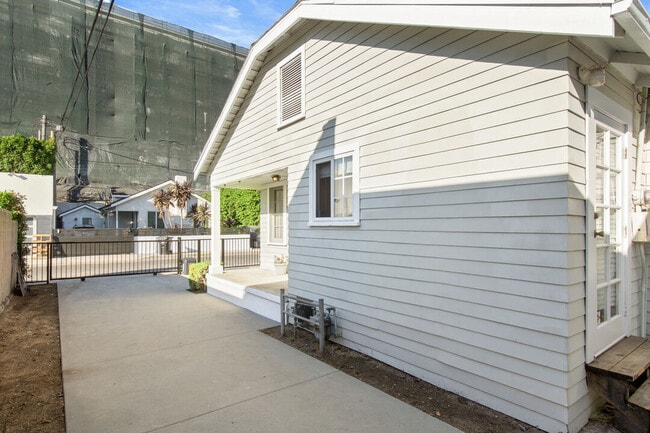 Photo - 3860 Goldwyn Ter