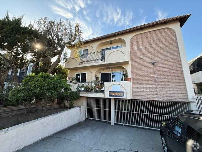 Building Photo - 12235 Pacific Ave Rental