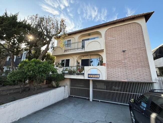 Building Photo - 12235 Pacific Ave Rental