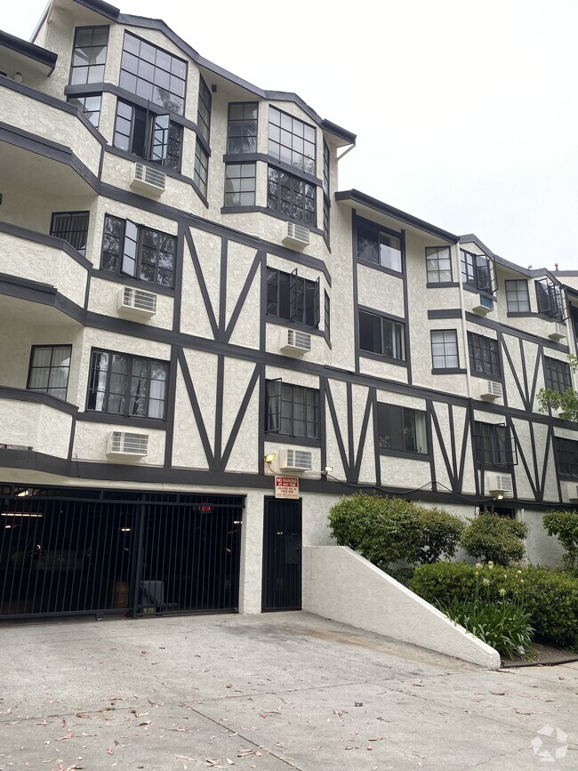 Building Photo - Diamond Head Apartments